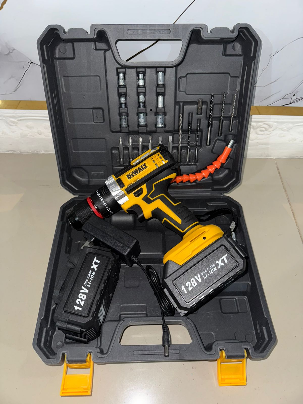 taladro dewalt 128v  2 baterias